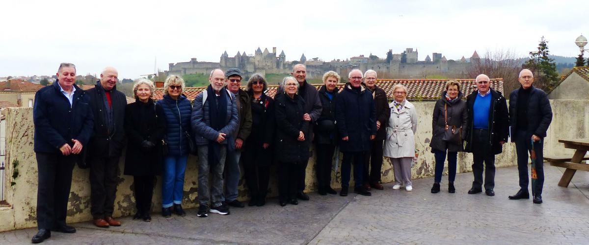 Photo du groupe AMOPA 66 devant la cité de carcassonne