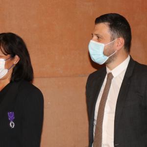 Mme Keira Bekira décorée par M. Frédéric Fulgence