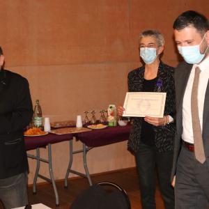 Mme Catherine Laurent décorée par M. Roger Moret