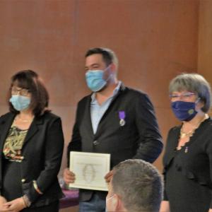 M. Florian Olive décoré par Mme Fabienne Condamin