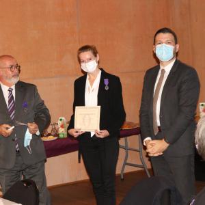 Mme Virginie Reynaud décorée par M. Marc Poite