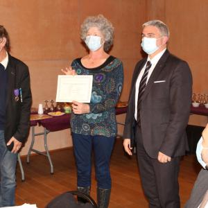 Mme Pascale Amiot décorée par M. Michel Delseny