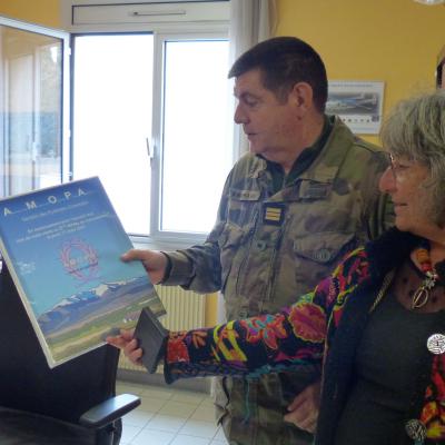 Remise d'une médaille de l'AMOPA et d'un tableau souvenir au 3è RPIMa