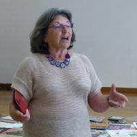 Cécile n'hésite pas à illustrer sa présentation par un extrait d'opérette