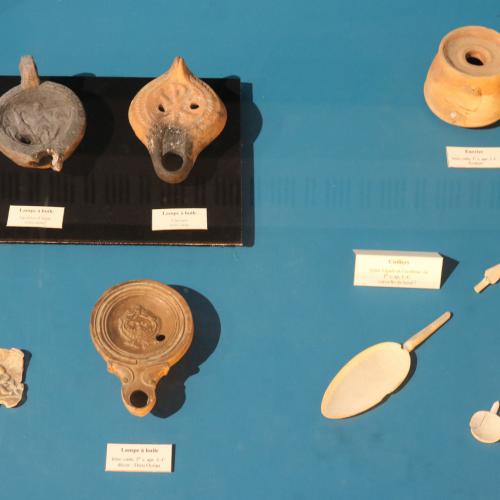 Lampes à huile, encrier, cuiliers